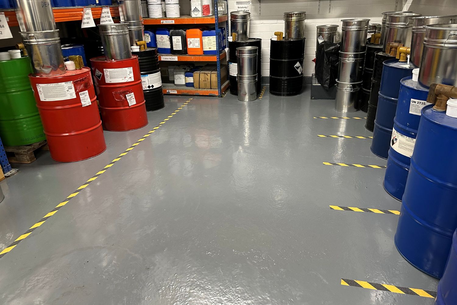 Almacén de bidones grandes