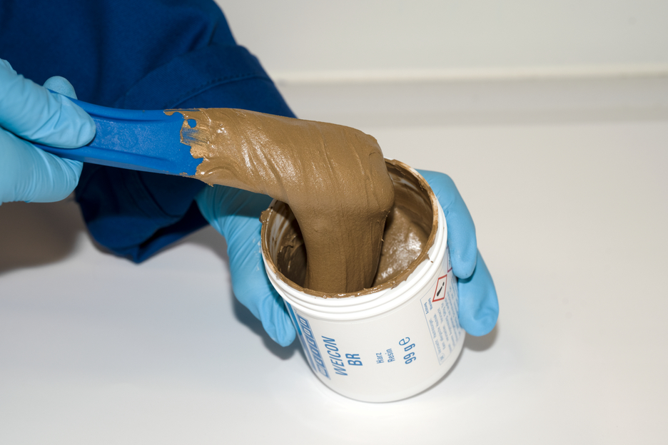 WEICON BR | sistema de resina epoxi con relleno de bronce para reparaciones y moldeo