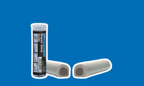 Masilla de reparación sobre fondo azul