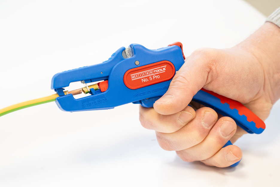 Tenaza Pelacables No. 5 Pro | para todos los conductores comunes trenzados y sólidos, rango de trabajo 0,2 - 16,0 mm²