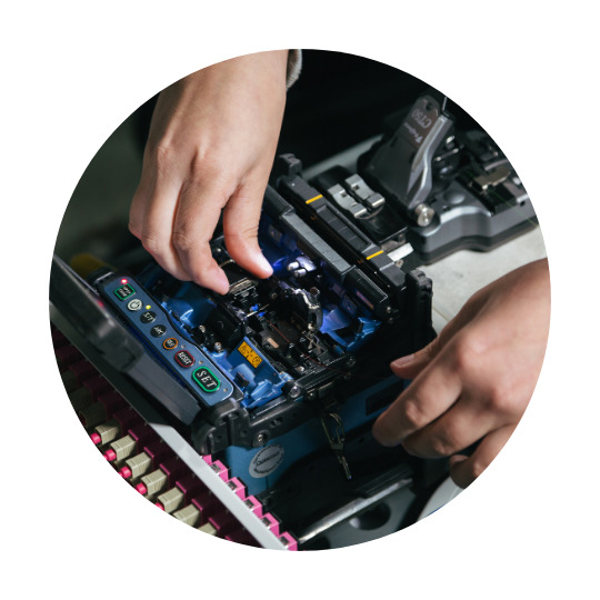 Alguien trabaja en una pieza electrónica