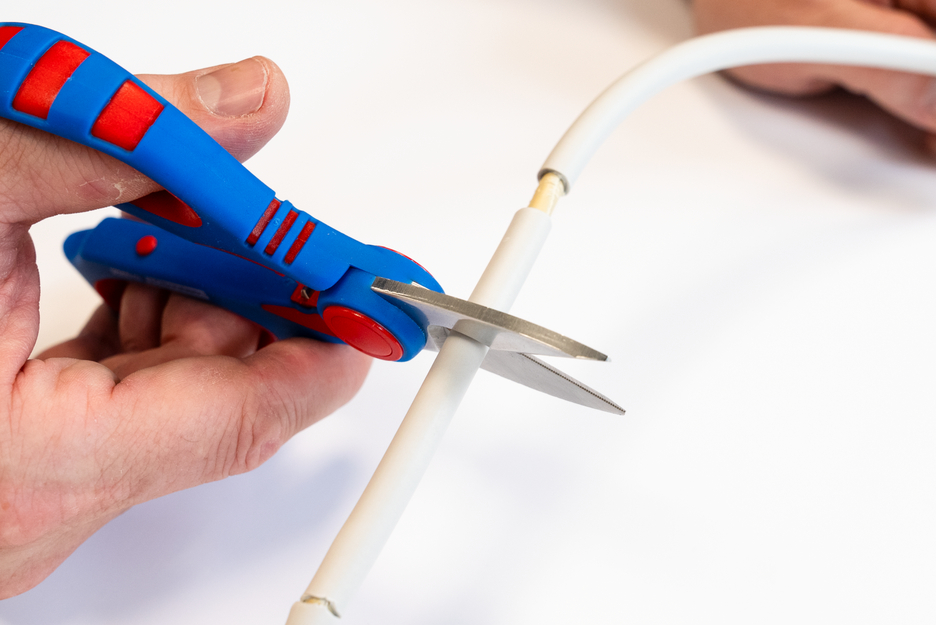 Tijeras electricista XL | gran diámetro de empuñadura para manos pequeñas y grandes que permite la máxima transmisión de potencia y un uso seguro