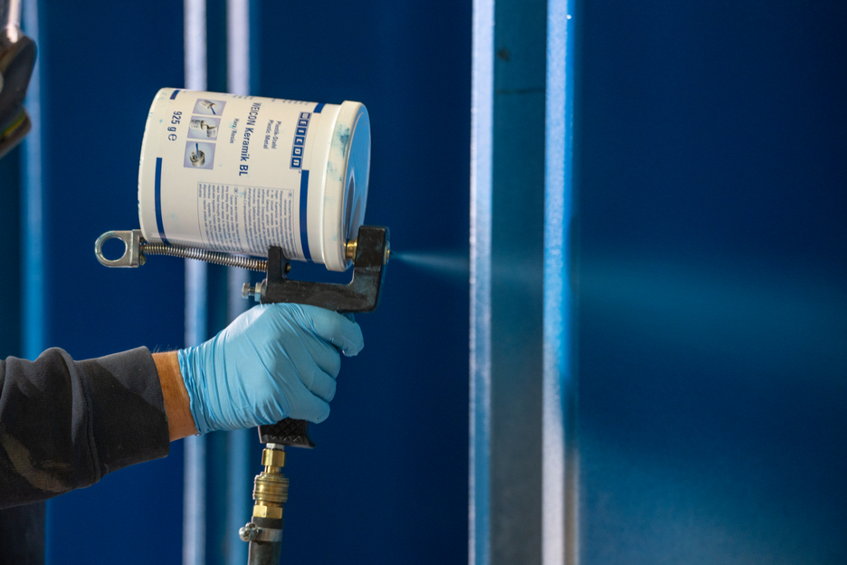 WEICON Cerámica BL | sistema de resina epoxi con relleno mineral para una protección extrema contra el desgaste y una alta resistencia a la abrasión