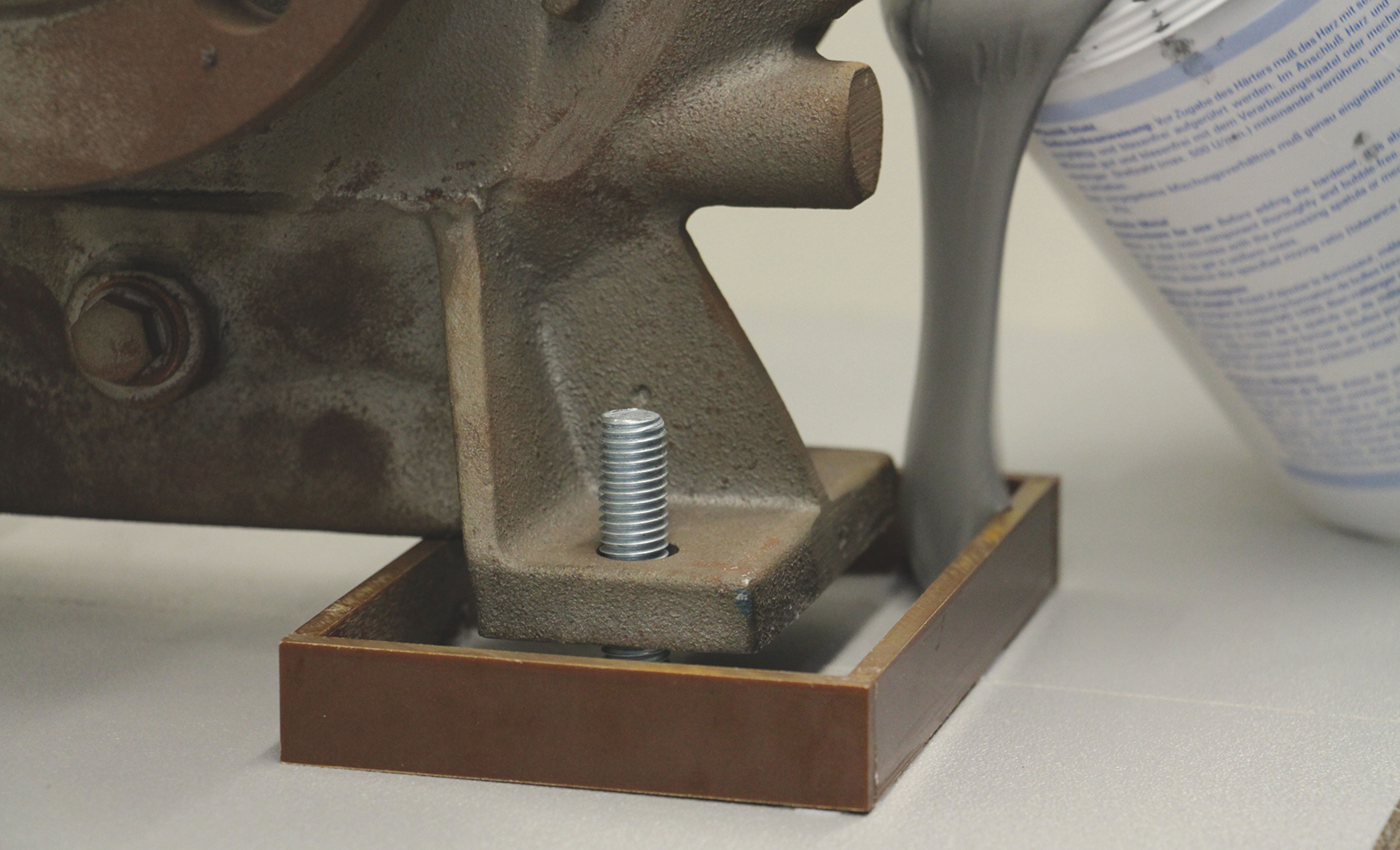 Se vierte masa de relleno en un soporte