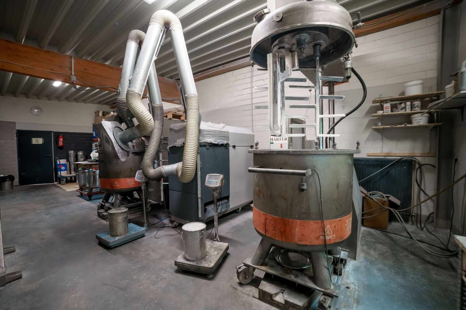 Grandes máquinas en una sala