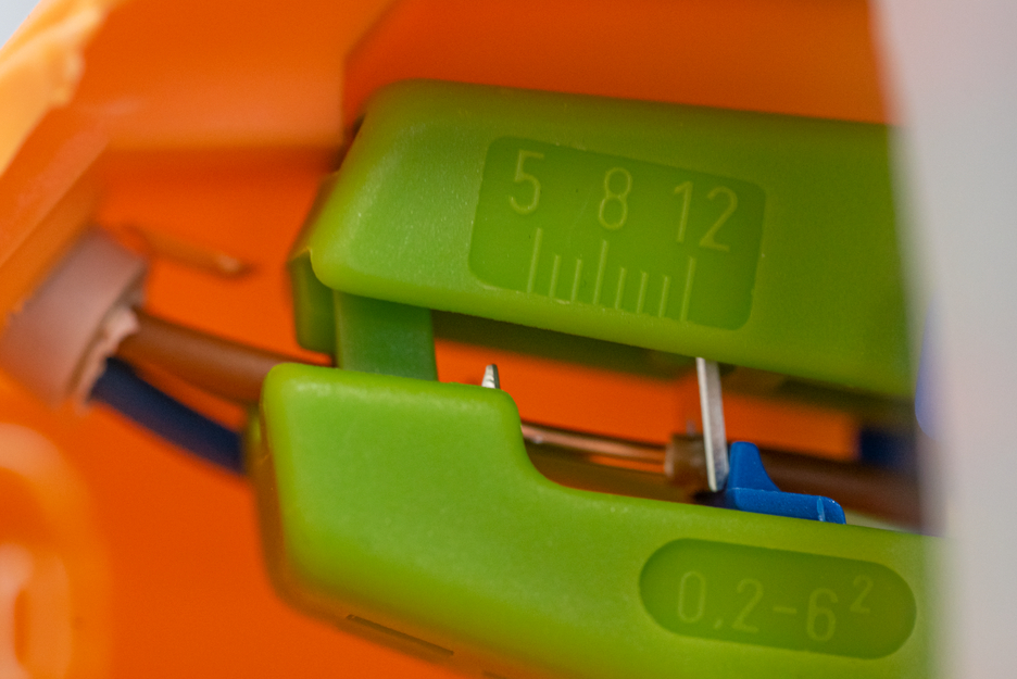 Tenaza Pelacable No. 5 Green Line | para todos los conductores comunes trenzados y sólidos, rango de trabajo de 0,2 - 6,0 mm².