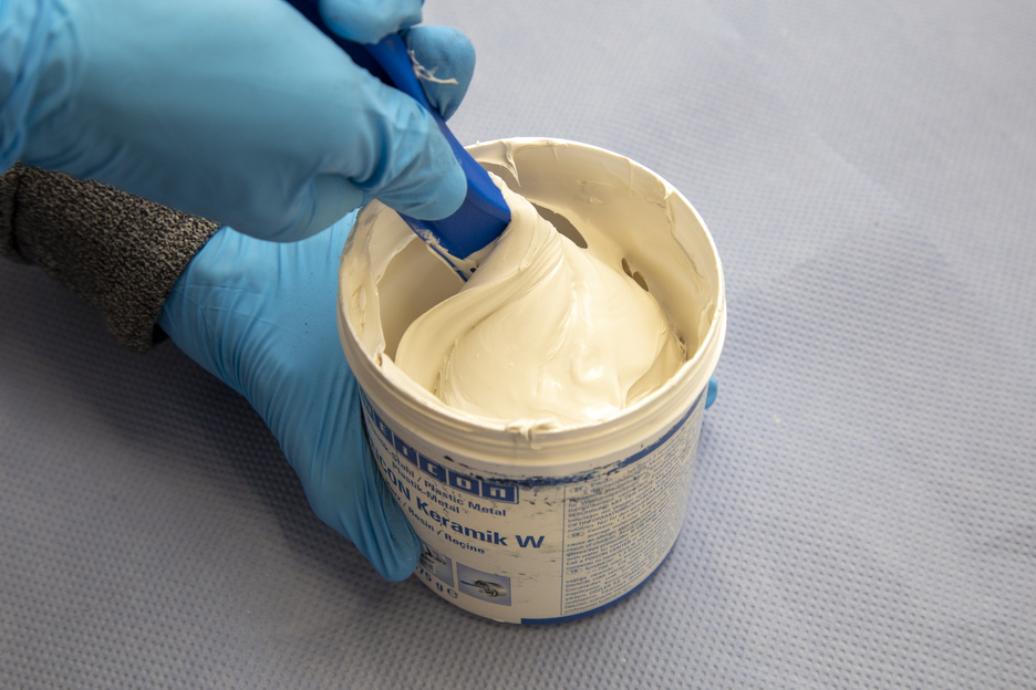 WEICON Cerámica W | sistema de resina epoxi con carga mineral para revestimiento de protección contra el desgaste