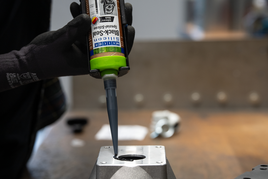 Black-Seal Silicona Especial | sellador permanentemente elástico para zonas resistentes al aceite o la grasa