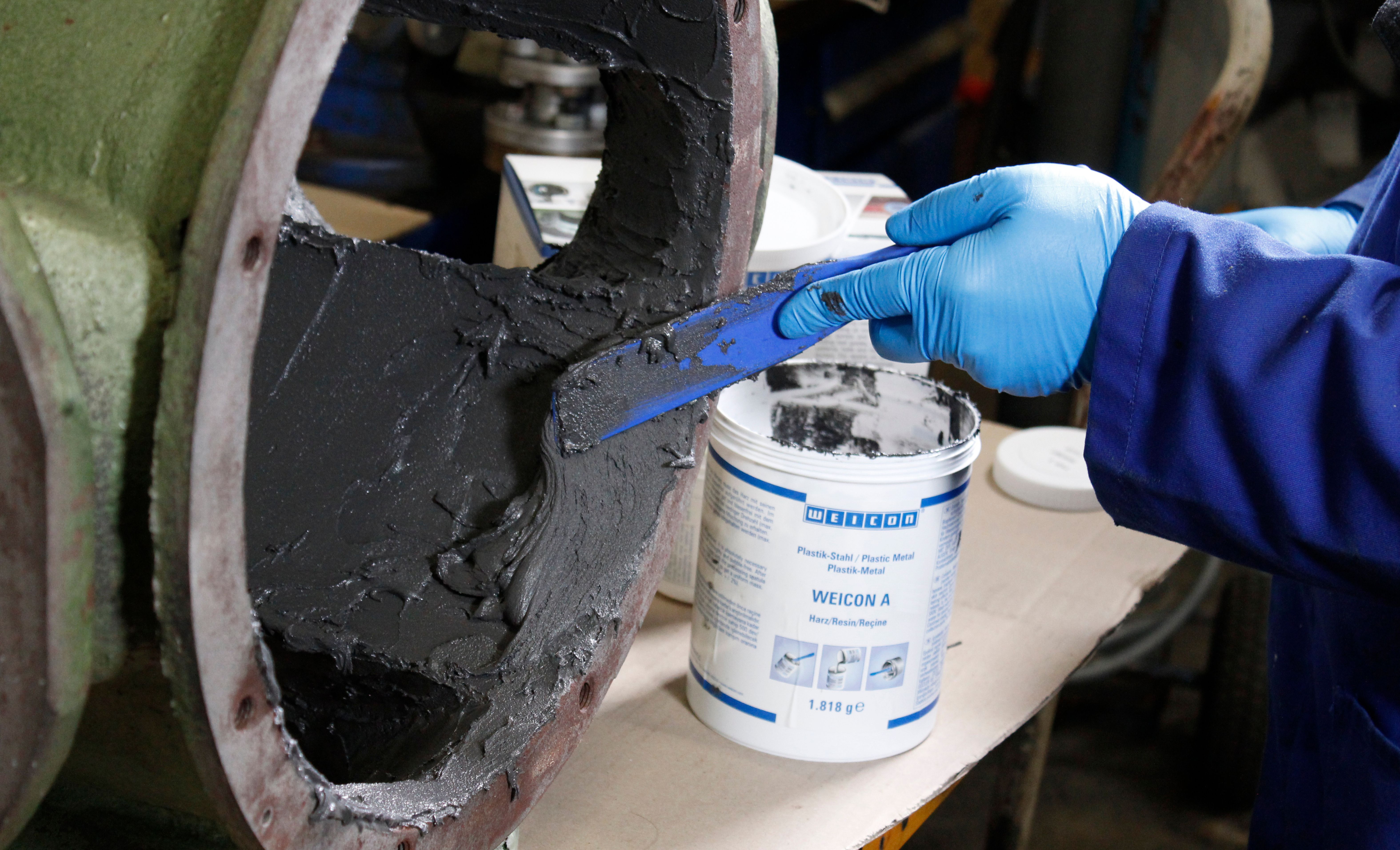 Se aplica masa de reparación en una bomba