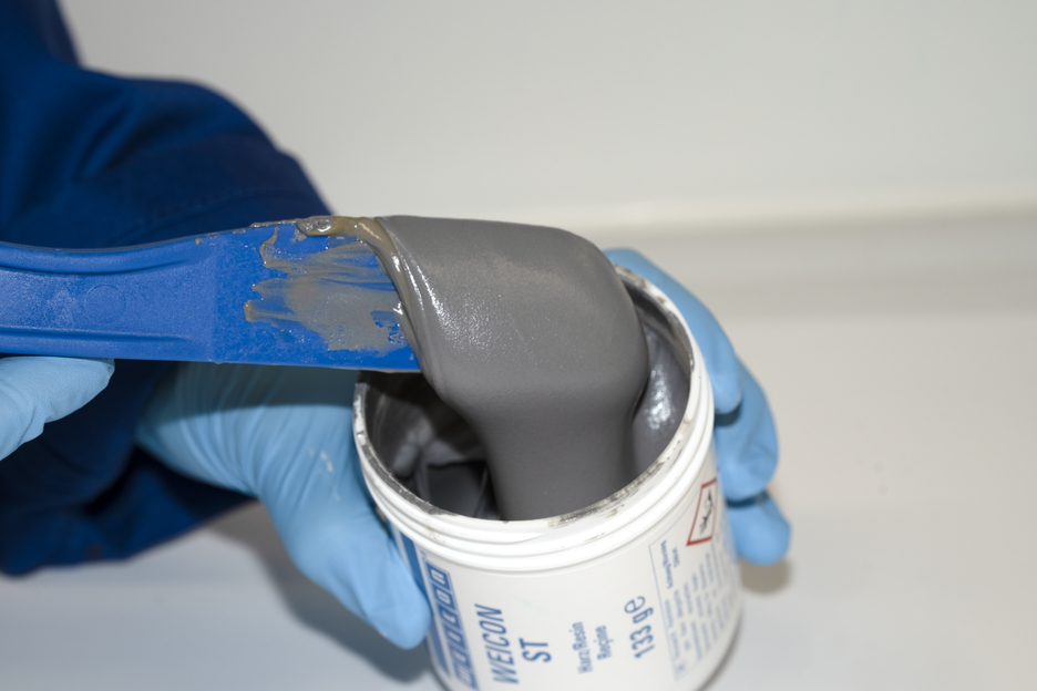WEICON ST | sistema de resina epoxi con relleno metálico para reparaciones y moldeo