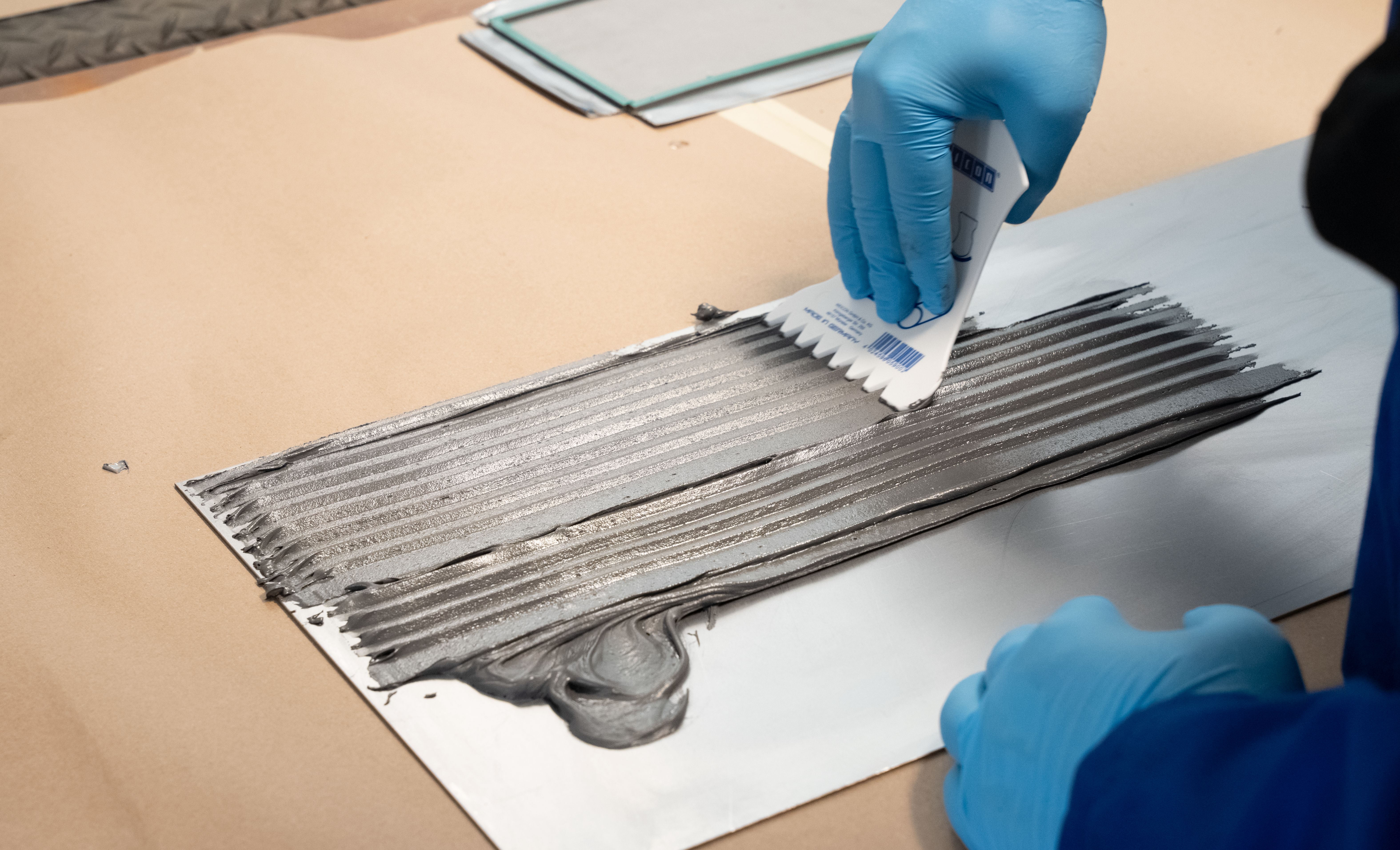 Se aplica una masa de recubrimiento sobre una base metálica