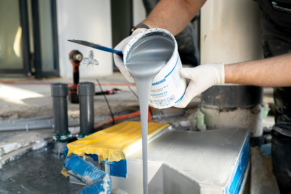 WEICON F2 | sistema de resina epoxi con relleno de aluminio para reparaciones y compensación de huecos